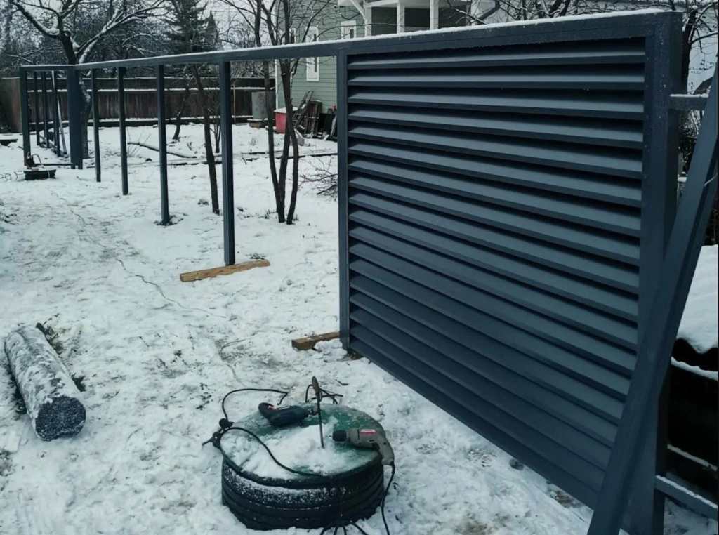 mozhno-li-ustanovit-zabor-zimoy-osobennosti-montazha-v-minusovuyu-temperaturu-2.jpg